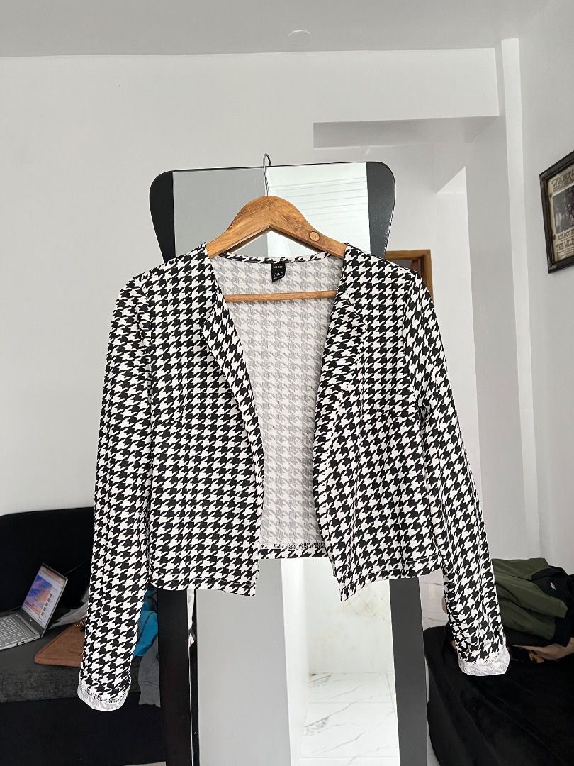 Houndstooth Cropped Blazer Jacket (Category: Coats, Jackets and Outerwear) located in Baguio. Submitted by pureearth.5f1c08 (Listing ID 1462541150, Image 1). Description: - Classic black and white houndstooth pattern -Xs to semi Medium - Trendy cropped length - Open front design - Long sleeves with a subtle cuff - Estimated size S or M - Ideal for layering over tops or dresses - Versatile for casual and dressy occasions.