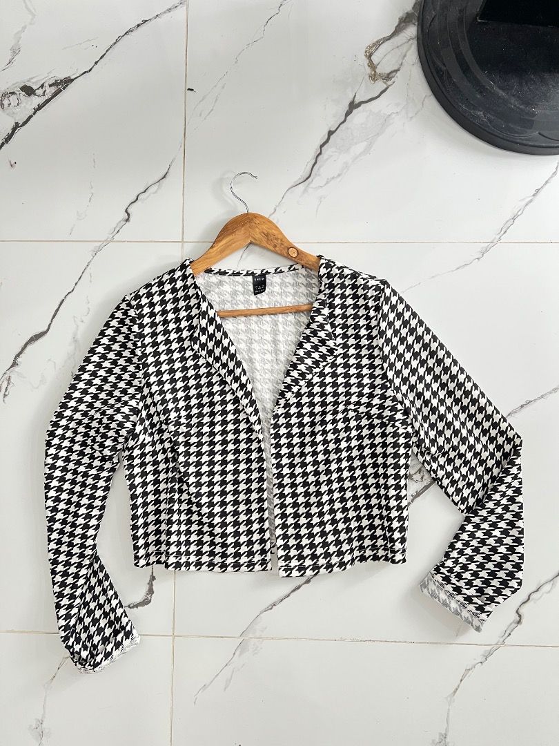 Houndstooth Cropped Blazer Jacket (Category: Coats, Jackets and Outerwear) located in Baguio. Submitted by pureearth.5f1c08 (Listing ID 1462541150, Image 2). Description: - Classic black and white houndstooth pattern -Xs to semi Medium - Trendy cropped length - Open front design - Long sleeves with a subtle cuff - Estimated size S or M - Ideal for layering over tops or dresses - Versatile for casual and dressy occasions.