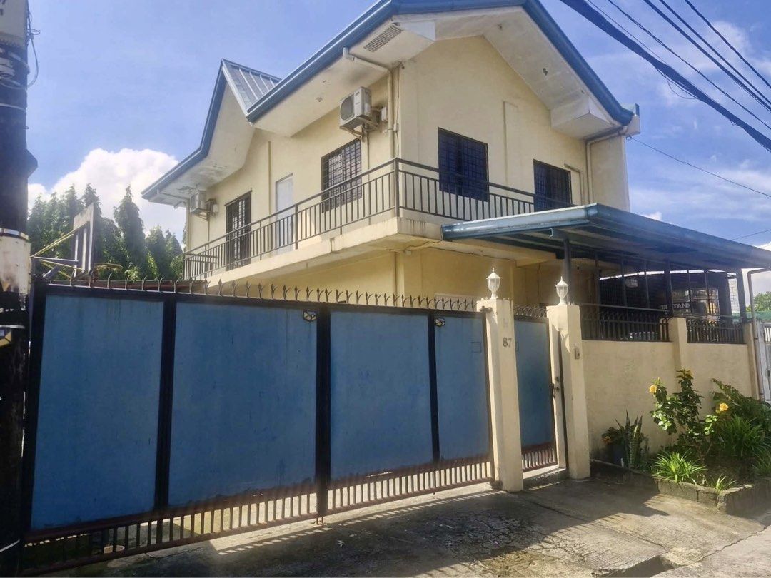 House and Lot RUSH (Category: House & Lot) located in Las Pinas. Submitted by precioussm (Listing ID 1462666943, Image 1). Description: •HOUSE AND LOT FOR SALE •Php 9M (negotiable) at SAV 12 Pque City •Lot Area = 180sq.m •Floor Area = 180sq.m (2 floors of 90sq.m/floor) •Date of house Built = 2011 (completed) FLOOD FREE AREA •4 bedrooms (3 rooms on 2nd floor & 1 master bedroom on ground) •3 Toilet & Bath (1 T&B on 2nd flr / 1 T&B on Master bedroom