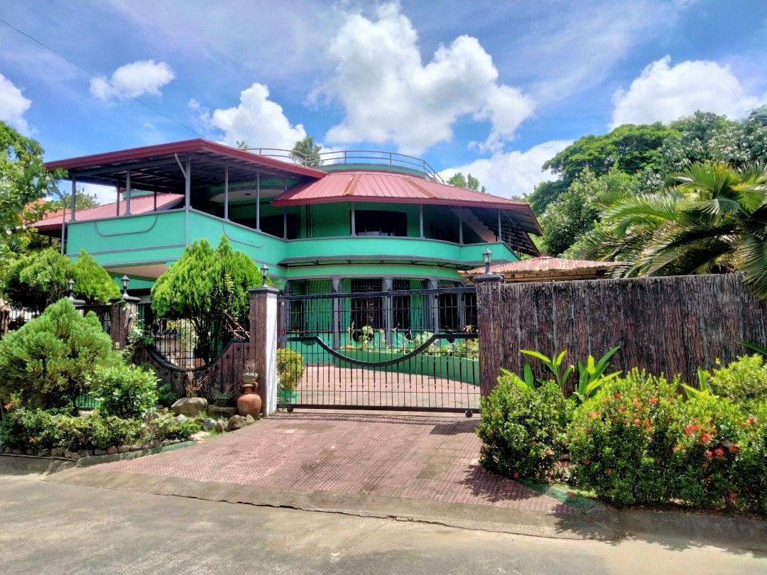 house &lot 4 sale (Category: House & Lot) located in Manila. Submitted by freestorm.cf63a1 (Listing ID 1462619401, Image 1). Description: 4 sale👈 house & lot 816sqm all in kasama n mga gamit titithan nalng clean title updated tax direct seller 👈 # 1st floor - malaking garden at malaking loundry area 3 rooms + 2 rooms for maid, 4 comfort room #2nd floor - 2 big master bedroom 1 room for guest, 2 big comfort room + jacuzzi #3rd floor - solar, wat