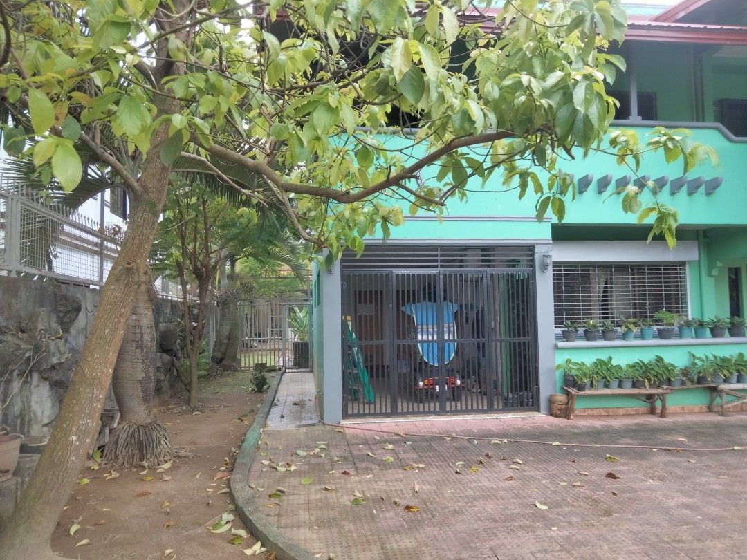 house &lot 4 sale (Category: House & Lot) located in Manila. Submitted by freestorm.cf63a1 (Listing ID 1462619401, Image 2). Description: 4 sale👈 house & lot 816sqm all in kasama n mga gamit titithan nalng clean title updated tax direct seller 👈 # 1st floor - malaking garden at malaking loundry area 3 rooms + 2 rooms for maid, 4 comfort room #2nd floor - 2 big master bedroom 1 room for guest, 2 big comfort room + jacuzzi #3rd floor - solar, wat
