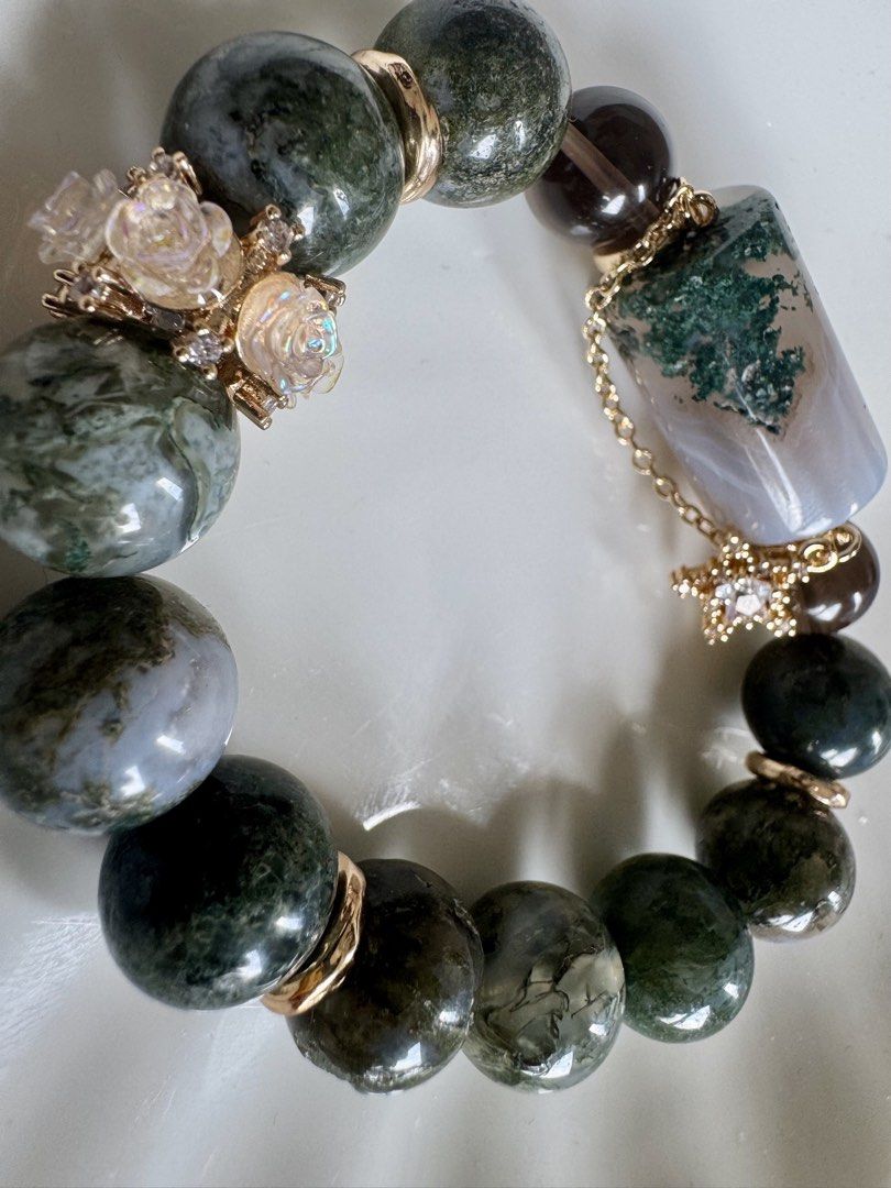 Hq moss agate bracelet (Category: Bracelets) located in Quezon City. Submitted by nics006 (Listing ID 1462674529, Image 1). Description: 🌱 Moss Agate Think of it as your nature-loving, good-energy buddy. • It’s grounding – Like walking barefoot on grass, it helps you feel calm and steady. • Fresh start energy – Great for when you’re starting something new or need a reset. • Money magnet – Some say it attracts abundance and good luck (especially 