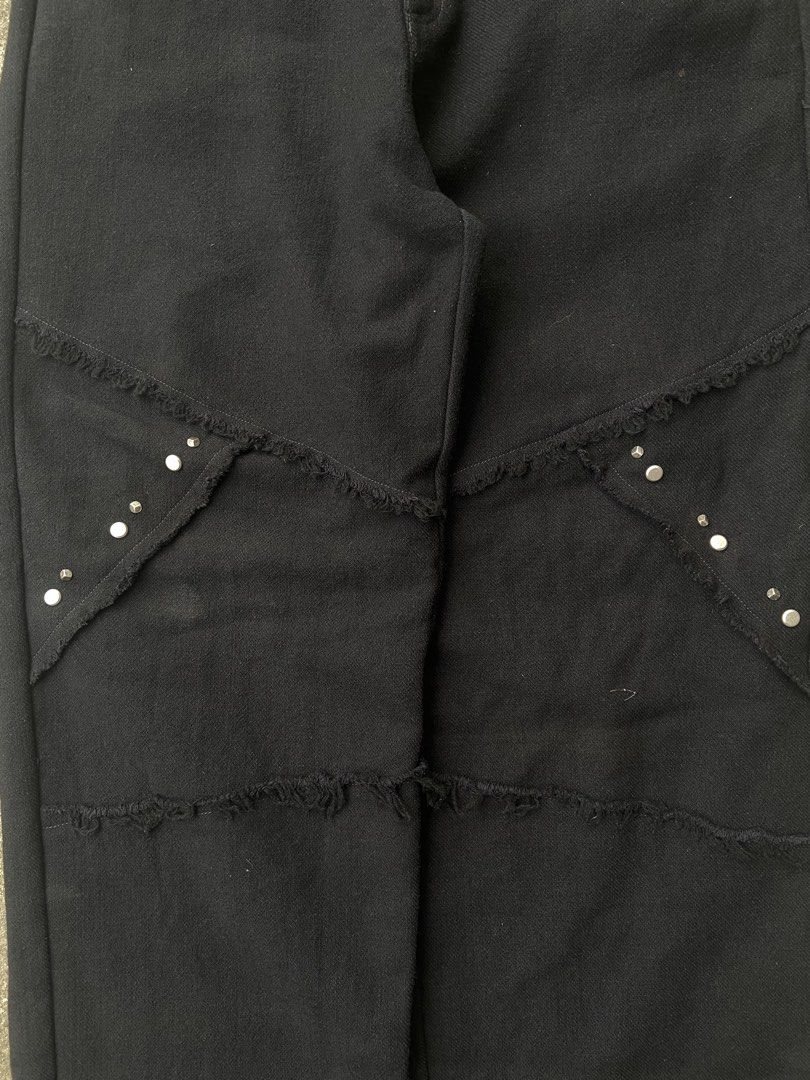 INSILENCE BLACK WOOL PANTS (Category: Jeans) located in El Salvador. Submitted by 00jiroo00 (Listing ID 1462446213, Image 2). Description: INSILENCE BLACK WOOL PANTS Model height 5’8 Dimensions: W - 33 L - 41.5 T - 13.5 H - 10.5 Details: good condition must have minor signs of usage need wash on heel Condition: 9/10 Color rate: 9/10 Swipe for more details… 📩 ₱350 📌 Before You Buy: 📃 Please read all item details carefully 📍 Payment-first polic