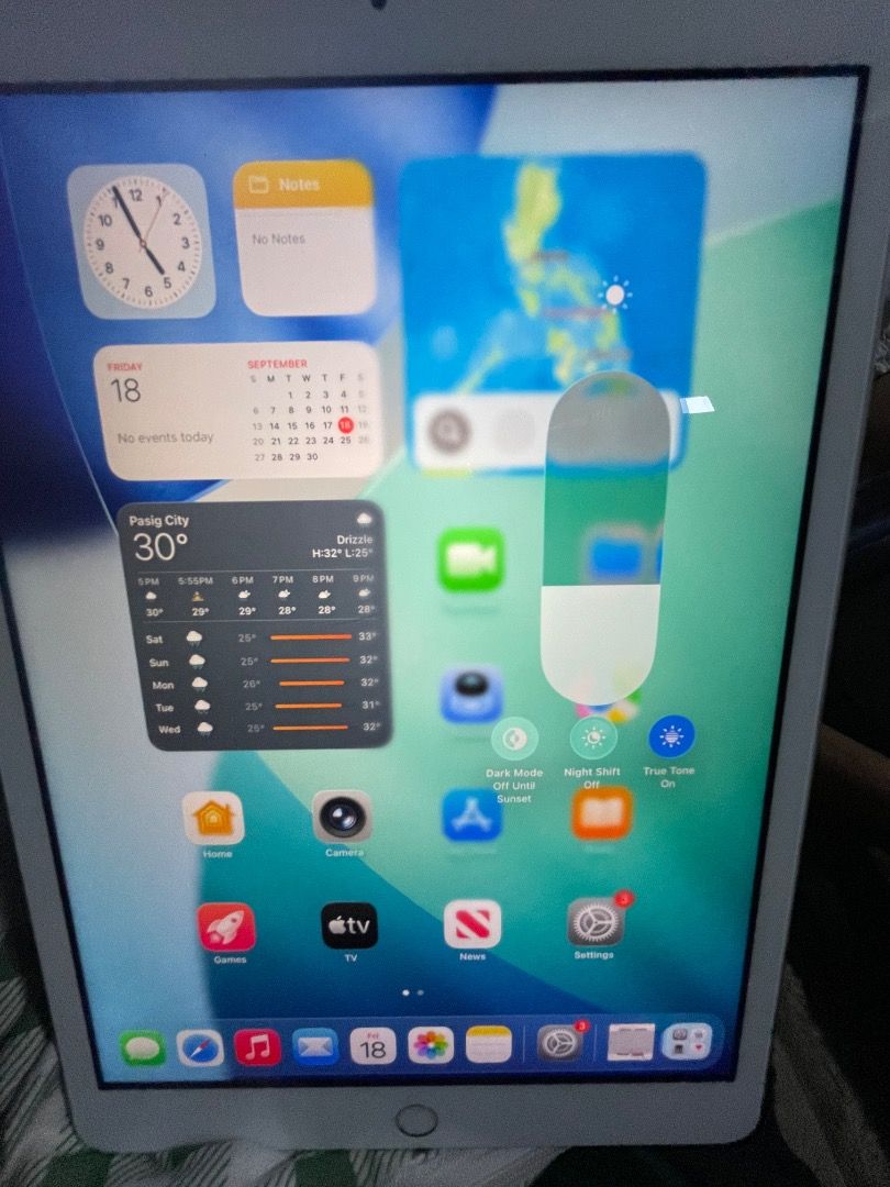 Ipad 8th Gen (Category: iPad) located in Caloocan City. Submitted by swiftrabbit.06c785 (Listing ID 1462604336, Image 1). Description: RUSH RUSH RUSH FOR SALE !! bilhin niyo na pls :(((( iPad 8th Gen 32GB Wi-Fi + Cellular — ₱6,000 (NEGOTIABLE) • 32GB • Wi-Fi + Cellular / with SIM slot • Silver • All functions working • Touch ID working • No issue • Good battery • No cracks on screen • Unit only, no box & charger • With visible signs of use / scra