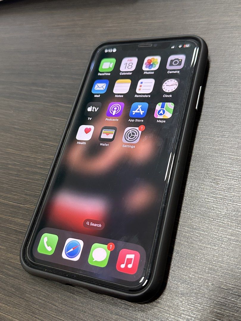Iphone 11 Pro Max 64GB Green (Category: iPhone 11 Series) located in Ibaan. Submitted by donalddlanod (Listing ID 1462446693, Image 1). Description: 81% BH No Issues.