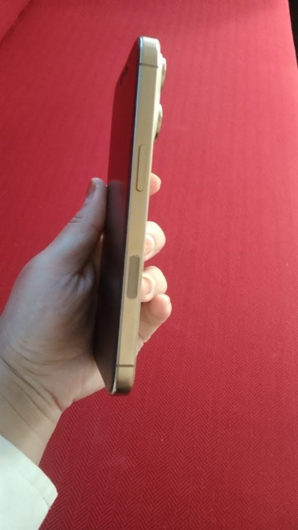 Iphone (Category: iPhone 16 Series) located in Kuala Lumpur. Submitted by M.hafiz (Listing ID 1462454067, Image 3). Description: 16pro ingin di lepaskan conditions 9/10 seperti dalam gambar. reason jual sebab dah amik fon lain. harga boleh nego tipis...berminat? pm tepi or ws 01140720828.