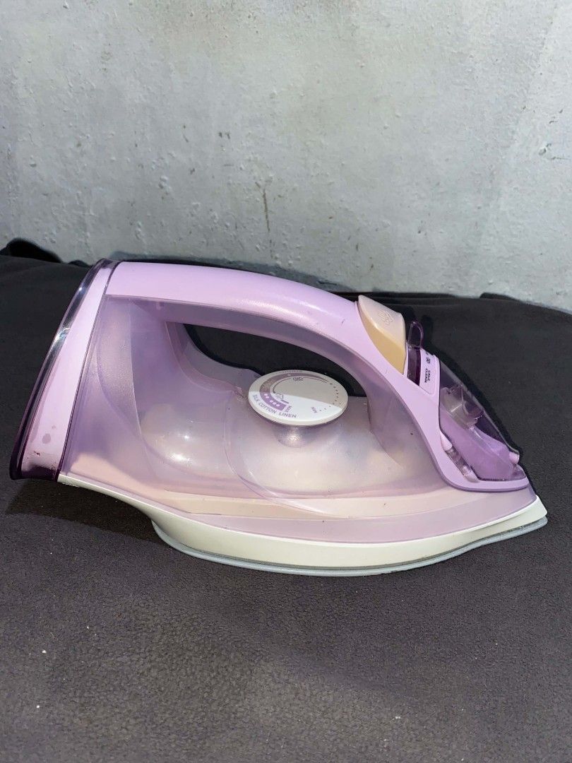 Iron Philips EasySpeed Cordless Wireless (Category: Irons & Steamers) located in Taguig. Submitted by jeannecaye57818 (Listing ID 1462480719, Image 3). Description: Philips EasySpeed Cordless Steam Iron (Model GC3672). This is a wireless iron, meaning you plug the charging base into the wall, place the iron on the base to heat up, and iron your clothes completely cord-free! No annoying wires pulling or tangling while you work..