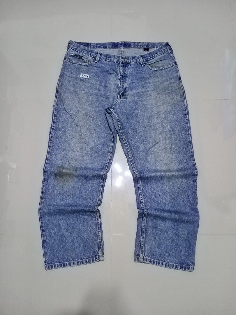 Izod Denim Wash Pants 38x30 (Category: Jeans) located in Magdalena. Submitted by magdalenathrift20 (Listing ID 1462566563, Image 2). Description: - Izod Denim Wash Pants - Size: 38x30 (Waist fits 38-40 inches) - Length: 41 inches - Material: 100% Cotton - Origin: Made in Mexico - Condition: Has a dark stain on the left leg. Please check photos for details..
