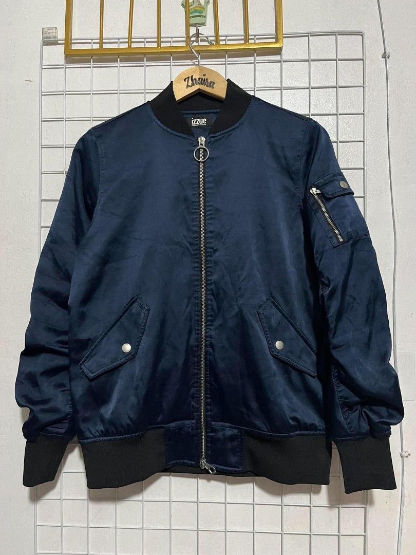 IZZUE MA-1 NAVY BLUE BOMBER JACKET (Category: Coats, Jackets and Outerwear) located in Pagsanjan. Submitted by thriftyclothes33 (Listing ID 1462509979, Image 3). Description: IZZUE MA-1 NAVY BLUE BOMBER JACKET🪖 💰 ₱1K + SF ✨ Military inspired bomber style ✨ Smooth satin-like finish ✨ Silver ring-pull zipper ✨ 2 snap-button flap pockets ✨ Zip utility pocket on sleeve ✨ Black ribbed collar, cuffs & hem 🏷️ Small on tag 📏 Width 20" • Length 26" 🕰