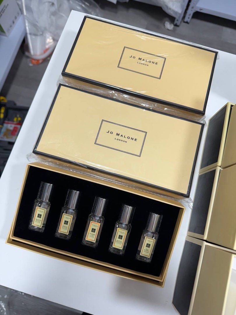 J0mal0ne miniature set (Category: Fragrance & Deodorants) located in Manila. Submitted by mypshopp (Listing ID 1462481415, Image 2). Description: 𝐉𝐎 𝐌𝐀𝐋𝐎𝐍𝐄 Miniature Set 🍃 🧷 comes with box | gift ready 🧷 unisex — 5 SCENTS INSIDE: 🪻Lime Basil & Mandarin 🪻Blackberry & Bay 🪻Wild Bluebell 🪻English Pear & Freesia 🪻Wood Sage & Seasalt .
