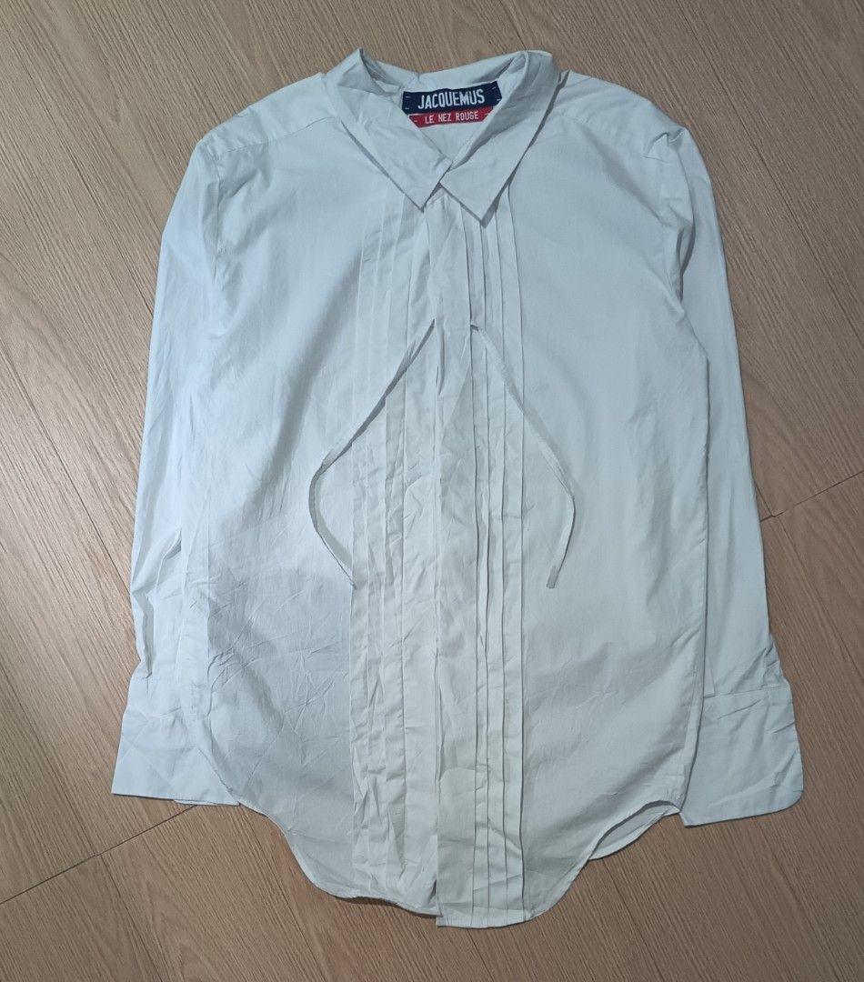 JACQUEMUS "LE NEZ ROGUE" BUTTON DOWN LONGSLEEVE - SIZE 30 (Category: Activewear) located in Cavite. Submitted by marcuz.lifestyle (Listing ID 1462508803, Image 1). Description: WIDTH:22.5 LENGTH:30.5 VERRYGOOD CONDITION NO ISSUE COLOR RATE:9.5/10 MOP:GCASH DELIVERY COURIER:JNT LOCATION:IMUS CAVITE.