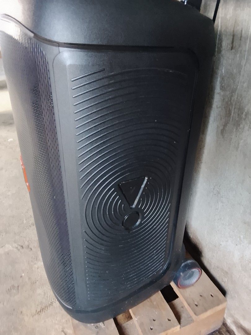 JBL PARTY BOX 520 (Category: Portable Music Players) located in Manila. Submitted by jamelajuan (Listing ID 1462514033, Image 3). Description: jbl party box 320 completely accessories no issue with jbl mic version 2.