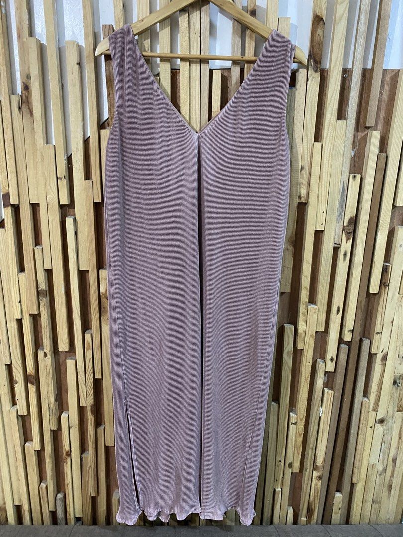JOA Pleated Dress (Category: Dresses) located in Mabalacat. Submitted by calmrabbit.ae2127 (Listing ID 1462545913, Image 3). Description: .