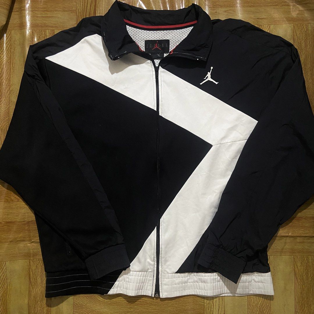Jordan Diamond Track Jacket (Category: Activewear) located in Dasmarinas. Submitted by thrift2gems (Listing ID 1462563873, Image 1). Description: Jordan Diamond Track Jacket✨ -WIDTH: 26 -LENGTH: 27.5 -COLOR RATE: 9.5/10 -CONDITION: 9.3/10 -ISSUE: REPLACE ZIPPER.