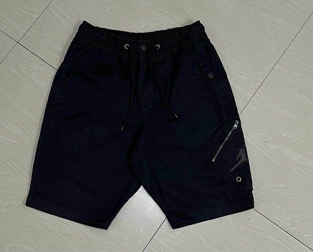 Jordan Diamond Woven Cargo Short (Category: Shorts) located in Manila. Submitted by yzeets (Listing ID 1462582482, Image 1). Description: - Black Jordan shorts - Elastic waistband with drawstring - Side cargo pocket with zip closure - Jordan Jumpman logo - Ideal for casual wear or sports Small to Medium Fittings 28-34 waist 21 lenght .