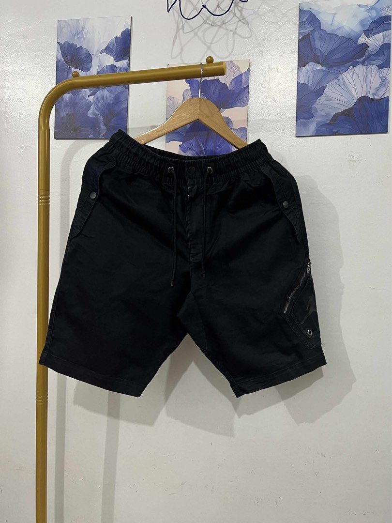 Jordan Diamond Woven Cargo Short (Category: Shorts) located in Manila. Submitted by yzeets (Listing ID 1462582482, Image 3). Description: - Black Jordan shorts - Elastic waistband with drawstring - Side cargo pocket with zip closure - Jordan Jumpman logo - Ideal for casual wear or sports Small to Medium Fittings 28-34 waist 21 lenght .