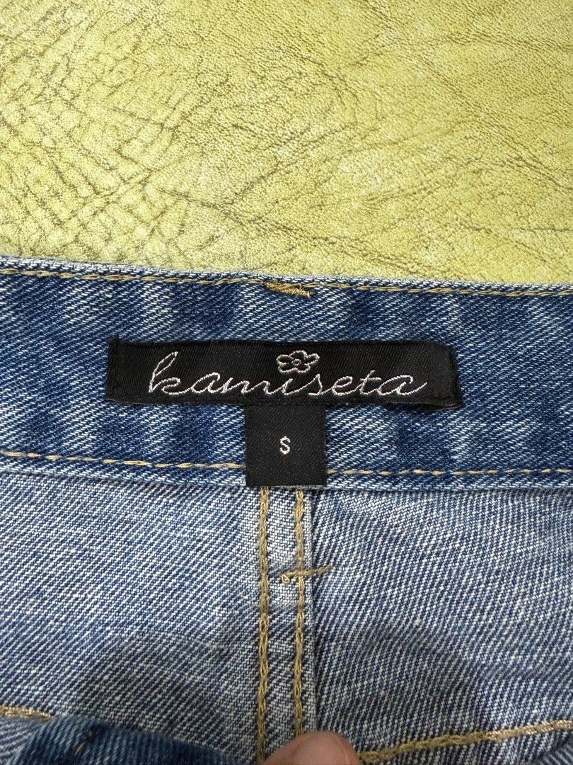 Kamiseta Denim Skort (Category: Skirts) located in Binan City. Submitted by lexiieverse (Listing ID 1462613194, Image 3). Description: Classic blue denim mini skirt. Simple A-line cut. Has pockets at the front and back. Zipper and button closure. Great for casual outfits. Easy to pair with tops..