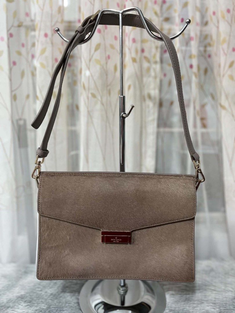 Kate Spade (Category: Shoulder Bags) located in San Jacinto. Submitted by kellysthrift_ (Listing ID 1462541242, Image 1). Description: Kate spade with card.