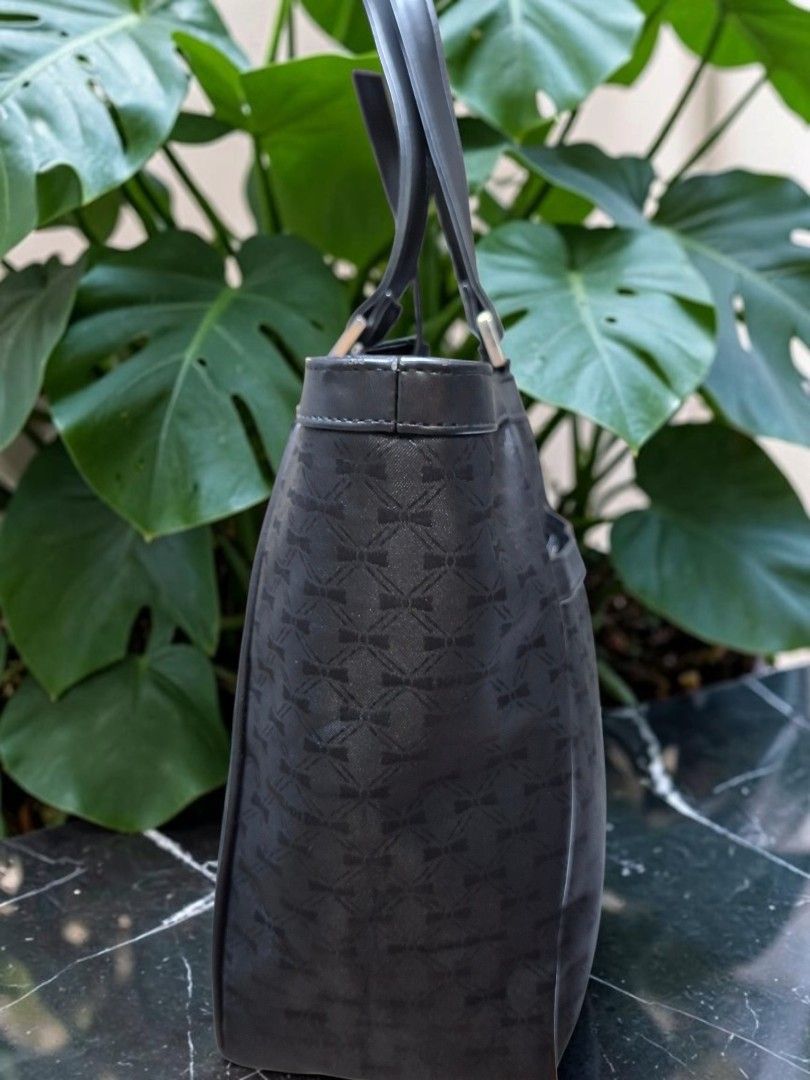 KATHERINE HAMNETT NYLON SHOULDER BAG (Category: Shoulder Bags) located in Las Pinas. Submitted by annachiaonair2037 (Listing ID 1462627978, Image 3). Description: KATHERINE HAMNETT NYLON SHOULDER BAG FROM JAPAN 3 COMPARTMENTS NYLON WITH LEATHER TRIM ZIP CLOSURE HANDLE DROP 9" H 11" L 17" W 4.5" Disclaimer: I am not affiliated with, associated with, or authorized by any of the brands featured posted. Any mention of brand names, trademarks, or logo