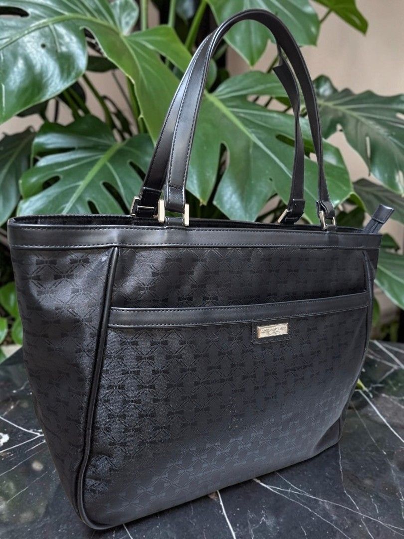 KATHERINE HAMNETT NYLON SHOULDER BAG (Category: Shoulder Bags) located in Las Pinas. Submitted by annachiaonair2037 (Listing ID 1462627978, Image 2). Description: KATHERINE HAMNETT NYLON SHOULDER BAG FROM JAPAN 3 COMPARTMENTS NYLON WITH LEATHER TRIM ZIP CLOSURE HANDLE DROP 9" H 11" L 17" W 4.5" Disclaimer: I am not affiliated with, associated with, or authorized by any of the brands featured posted. Any mention of brand names, trademarks, or logo