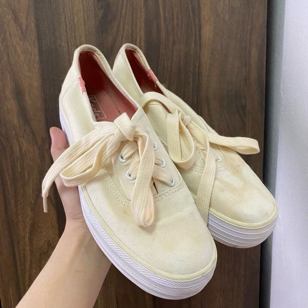 KEDS Cream Canvas Platform Sneakers [US7] (Category: Sneakers) located in Malabon City. Submitted by k_intimates (Listing ID 1462546334, Image 2). Description: Details: • Size US 7 / 24CM • These shoes are a bit loose on me • Issue: dirt on canvas & insole, kayo na po bahala – old dirt na po ito nakeep nalang nalimutan na i-wash. Won’t recommend if maselan..