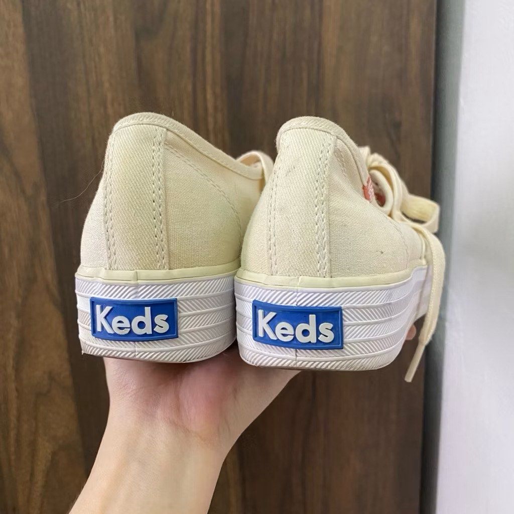 KEDS Cream Canvas Platform Sneakers [US7] (Category: Sneakers) located in Malabon City. Submitted by k_intimates (Listing ID 1462546334, Image 3). Description: Details: • Size US 7 / 24CM • These shoes are a bit loose on me • Issue: dirt on canvas & insole, kayo na po bahala – old dirt na po ito nakeep nalang nalimutan na i-wash. Won’t recommend if maselan..