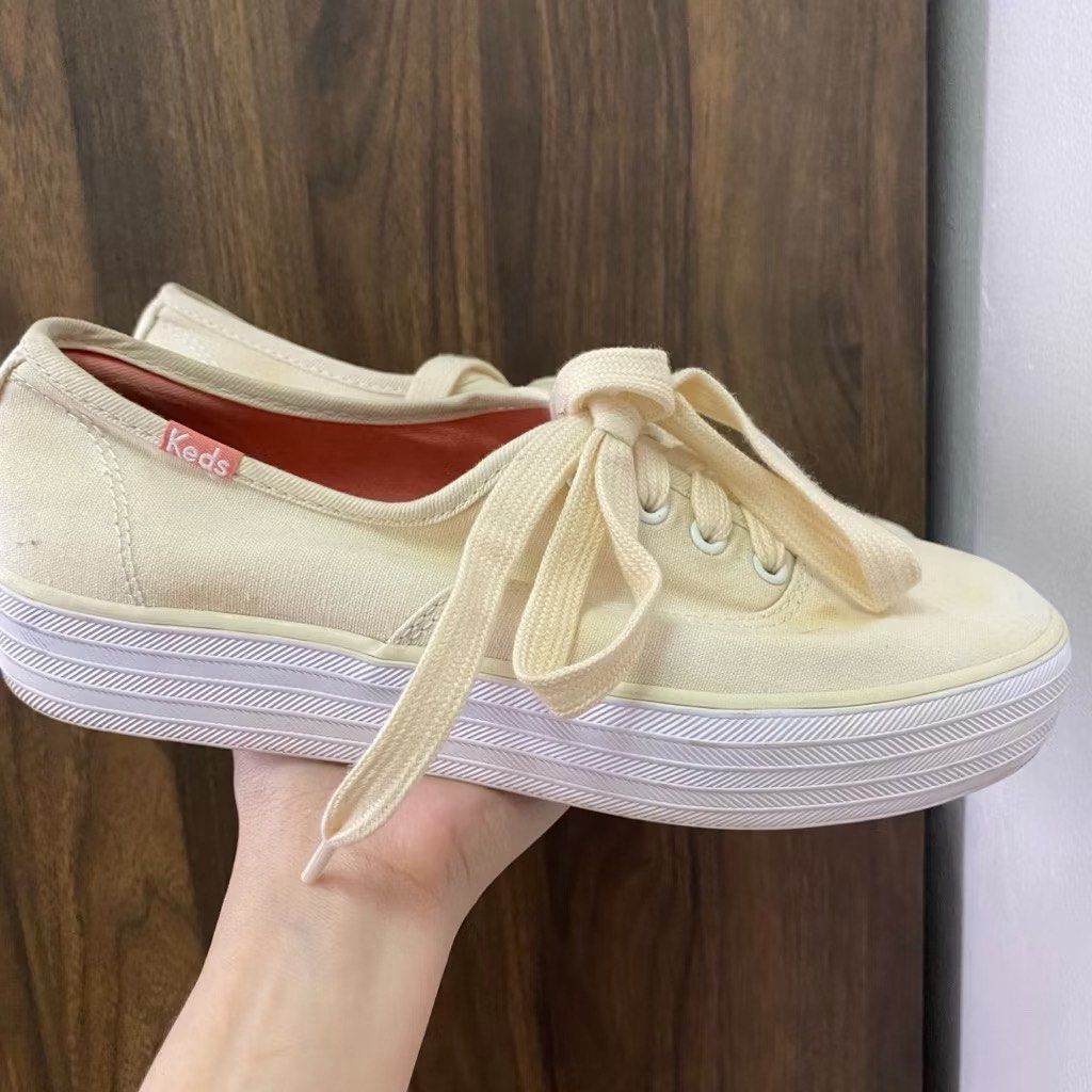 KEDS Cream Canvas Platform Sneakers [US7] (Category: Sneakers) located in Malabon City. Submitted by k_intimates (Listing ID 1462546334, Image 1). Description: Details: • Size US 7 / 24CM • These shoes are a bit loose on me • Issue: dirt on canvas & insole, kayo na po bahala – old dirt na po ito nakeep nalang nalimutan na i-wash. Won’t recommend if maselan..