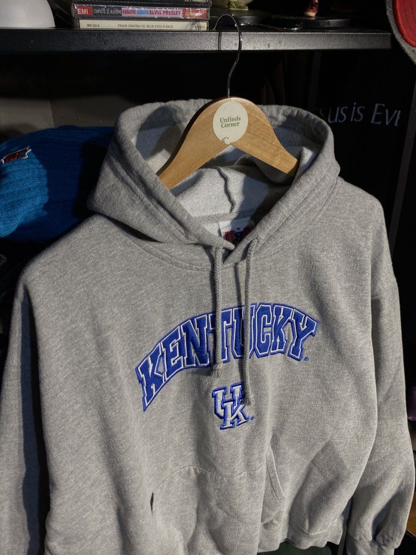 KENTUCKY HOODIE (Category: Hoodies) located in San Pablo. Submitted by genesisllo24149 (Listing ID 1462554984, Image 3). Description: KENTUCKY HOODIE LENGTH -> 28 WIDTH -> 29 ISSUE -> NONE CONDITION -> EXCELLENT DM TO PURCHASE 📥 DISCLAIMER: - Please manage your expectations, posted items are preloved, used & thrifted -Actual color may vary due to lighting -Flaker will be posted.