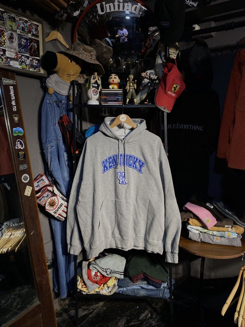 KENTUCKY HOODIE (Category: Hoodies) located in San Pablo. Submitted by genesisllo24149 (Listing ID 1462554984, Image 1). Description: KENTUCKY HOODIE LENGTH -> 28 WIDTH -> 29 ISSUE -> NONE CONDITION -> EXCELLENT DM TO PURCHASE 📥 DISCLAIMER: - Please manage your expectations, posted items are preloved, used & thrifted -Actual color may vary due to lighting -Flaker will be posted.