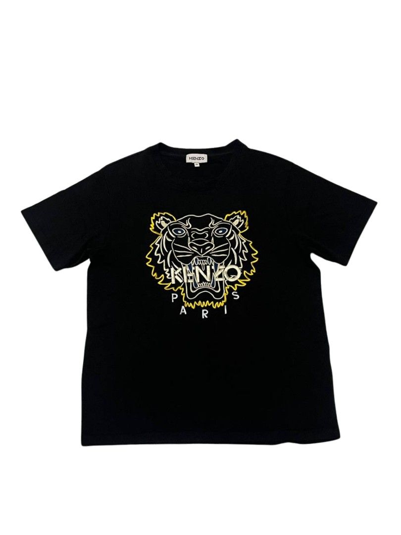 Kenzo Paris Shirt Complete Tag (Category: Tshirts & Polo Shirts ) located in Las Pinas. Submitted by 5.1.5kurono (Listing ID 1462646775, Image 1). Description: Available ✅ Kenzo Paris Tee ₱200 • width: 19 • length: 25 Issue: • Slight himulmol sa neckpart 📍 las piñas, ph • j&t / lalamove 📦 • sf shouldered by buyer • gcash only 💸 (payment first) color may vary due to lighting all items are thrifted please manage your expectations.