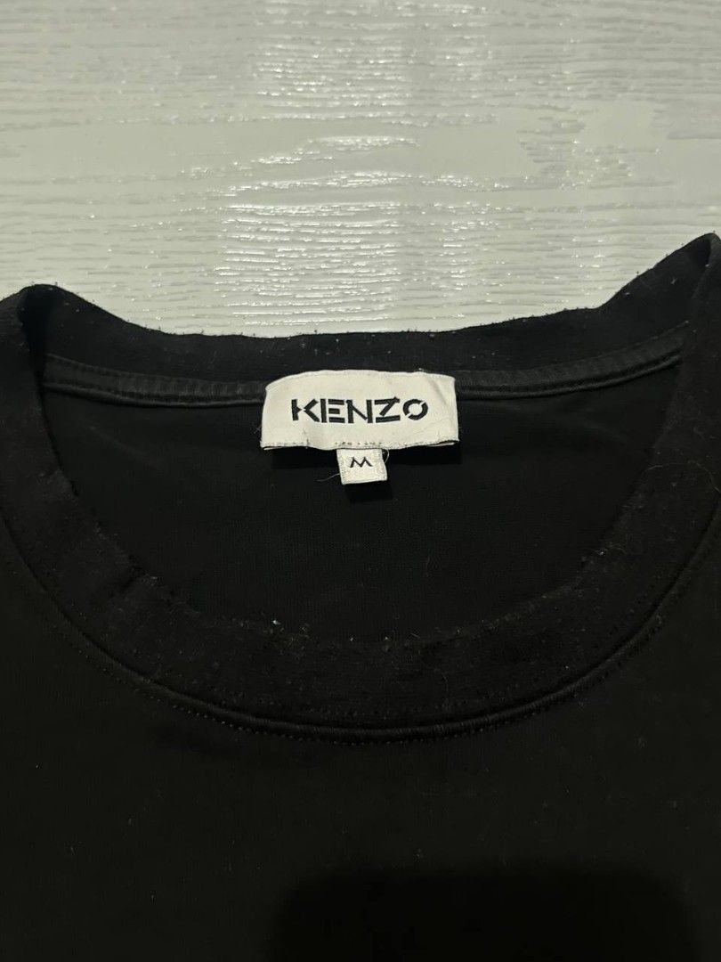 Kenzo Paris Shirt Complete Tag (Category: Tshirts & Polo Shirts ) located in Las Pinas. Submitted by 5.1.5kurono (Listing ID 1462646775, Image 3). Description: Available ✅ Kenzo Paris Tee ₱200 • width: 19 • length: 25 Issue: • Slight himulmol sa neckpart 📍 las piñas, ph • j&t / lalamove 📦 • sf shouldered by buyer • gcash only 💸 (payment first) color may vary due to lighting all items are thrifted please manage your expectations.