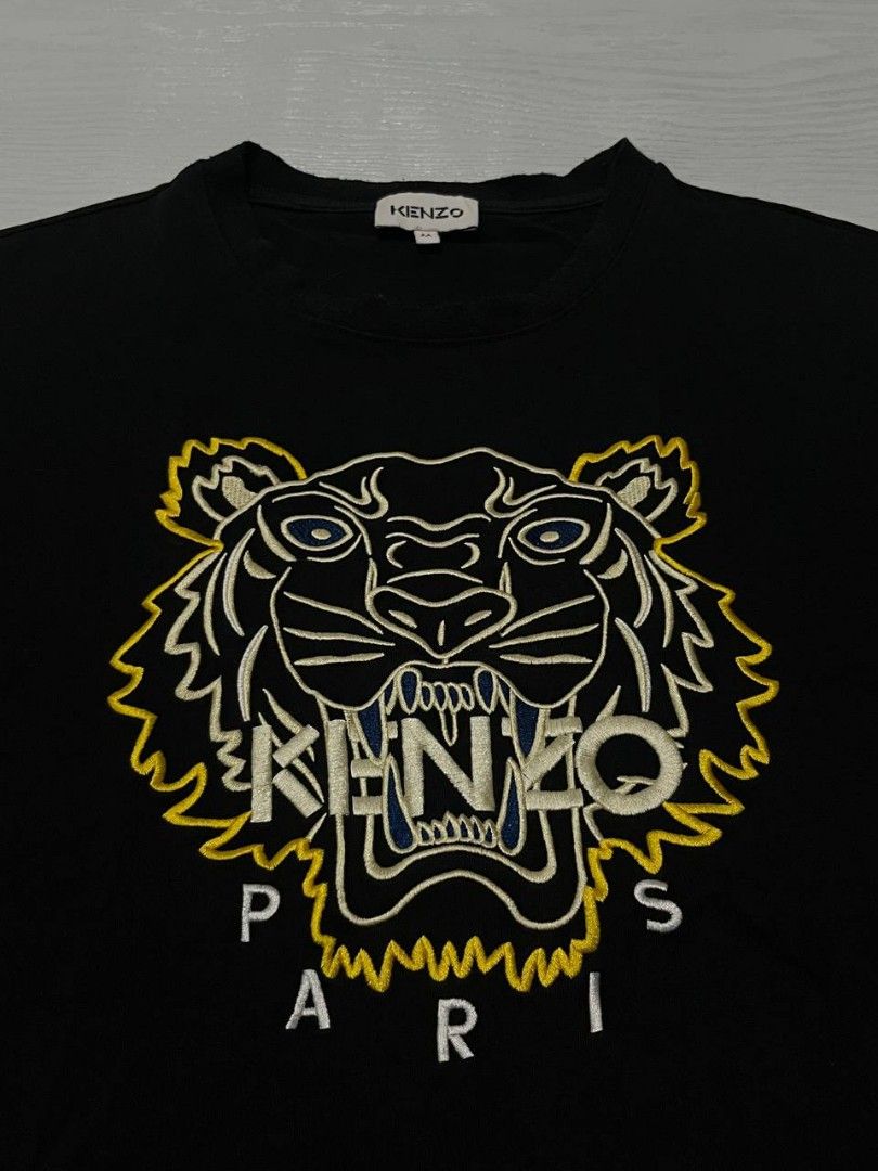 Kenzo Paris Shirt Complete Tag (Category: Tshirts & Polo Shirts ) located in Las Pinas. Submitted by 5.1.5kurono (Listing ID 1462646775, Image 2). Description: Available ✅ Kenzo Paris Tee ₱200 • width: 19 • length: 25 Issue: • Slight himulmol sa neckpart 📍 las piñas, ph • j&t / lalamove 📦 • sf shouldered by buyer • gcash only 💸 (payment first) color may vary due to lighting all items are thrifted please manage your expectations.