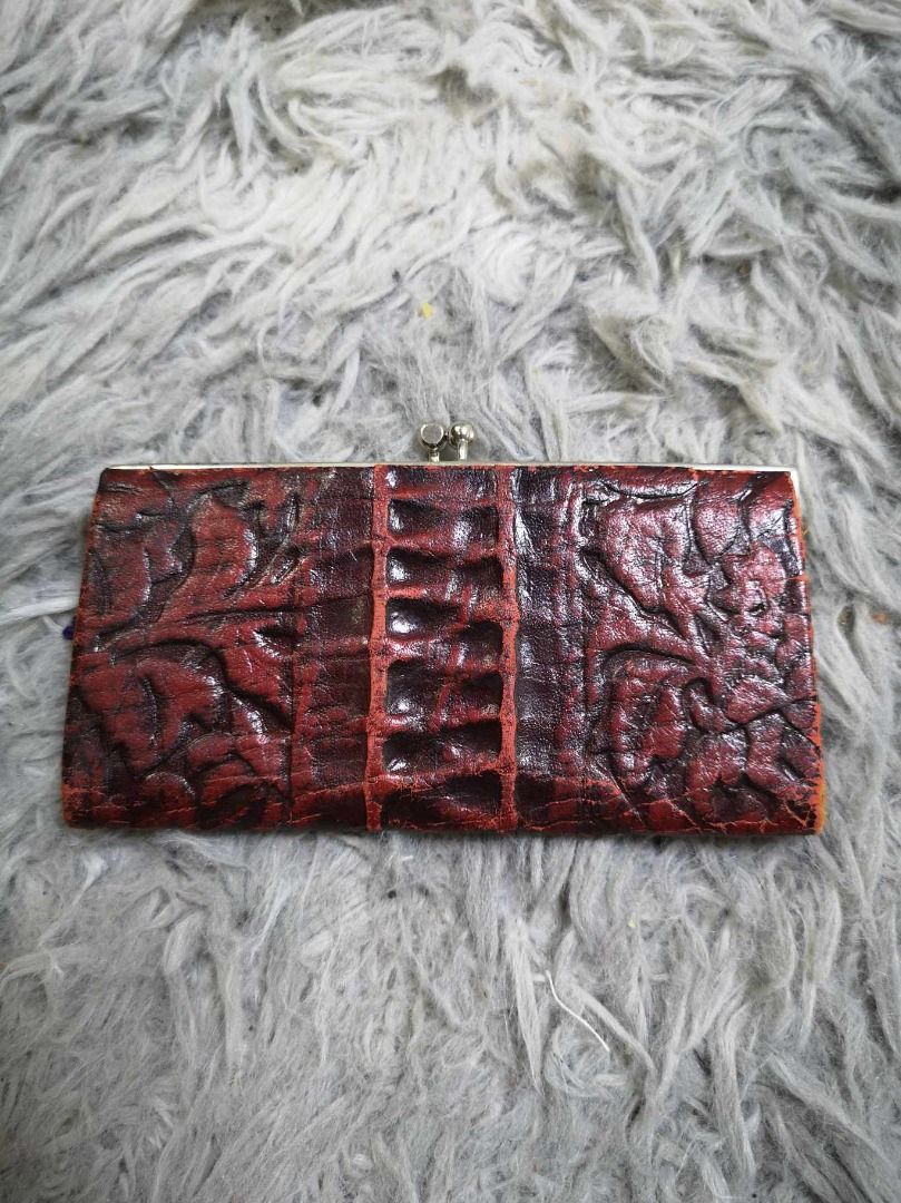 Kiss Lock Dual Compartment Embossed leather Wallet (Category: Wallets & Card holders) located in Santa Cruz. Submitted by jmy_surplus.2 (Listing ID 1462673481, Image 1). Description: Size ; L - 3 W - 5.3 Color ; Maroon Type ; Wallet Brand ; No brand Material ; Leather Style ; Embossed Leather Metal Frame Clasp Wallet LR 129 JMY 1 Batch #221.