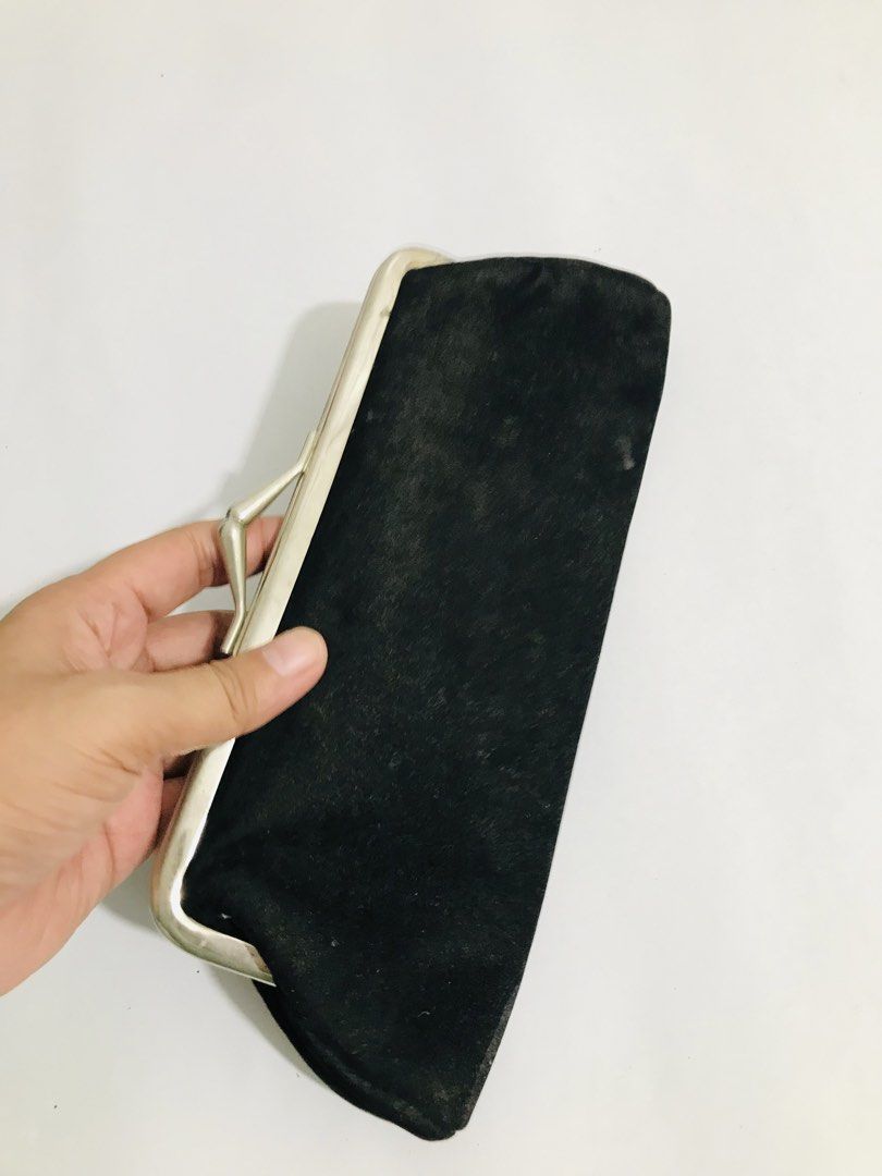 KISSLOCK POUCH (Category: Purses & Pouches) located in Gamu. Submitted by 2022bagsbunny (Listing ID 1462490371, Image 1). Description: .