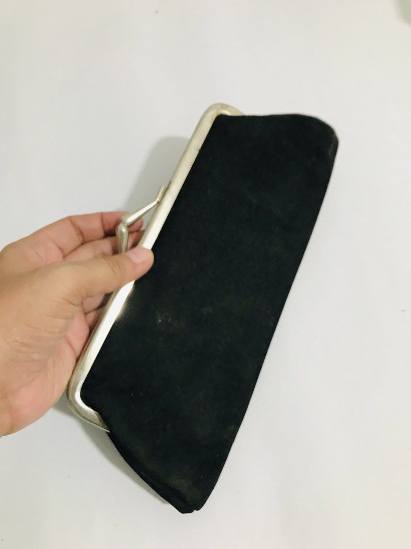 KISSLOCK POUCH (Category: Purses & Pouches) located in Gamu. Submitted by 2022bagsbunny (Listing ID 1462490371, Image 2). Description: .