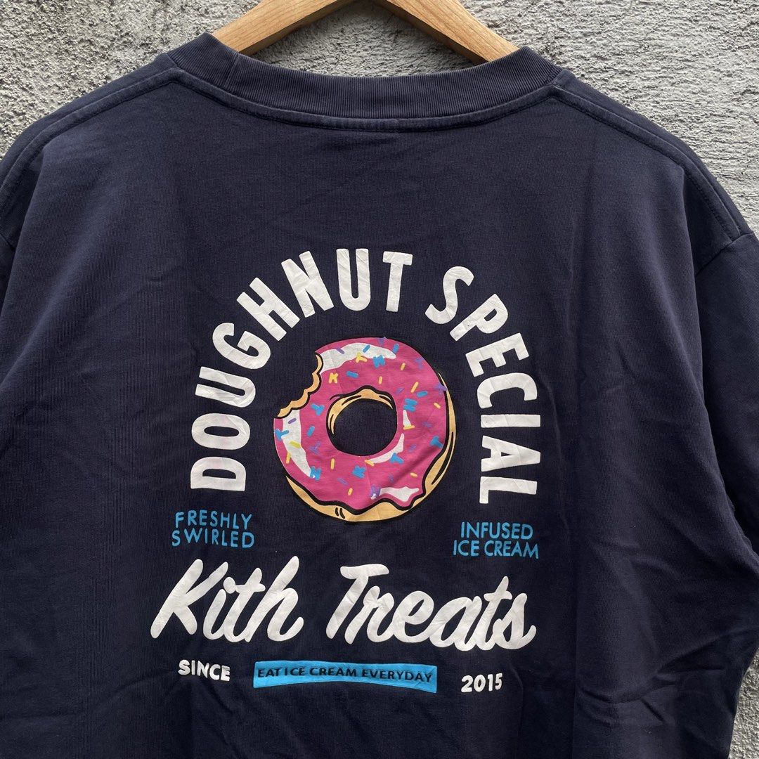 KITH TREATS POCKET TEE DOUGHNUT LOGO (Category: Luxury Apparel) located in Banga. Submitted by iraleem220741 (Listing ID 1462544331, Image 3). Description: SIZE XL 22x28 NO ISSUE 9.5/10 CR EXCELLENT CONDI .