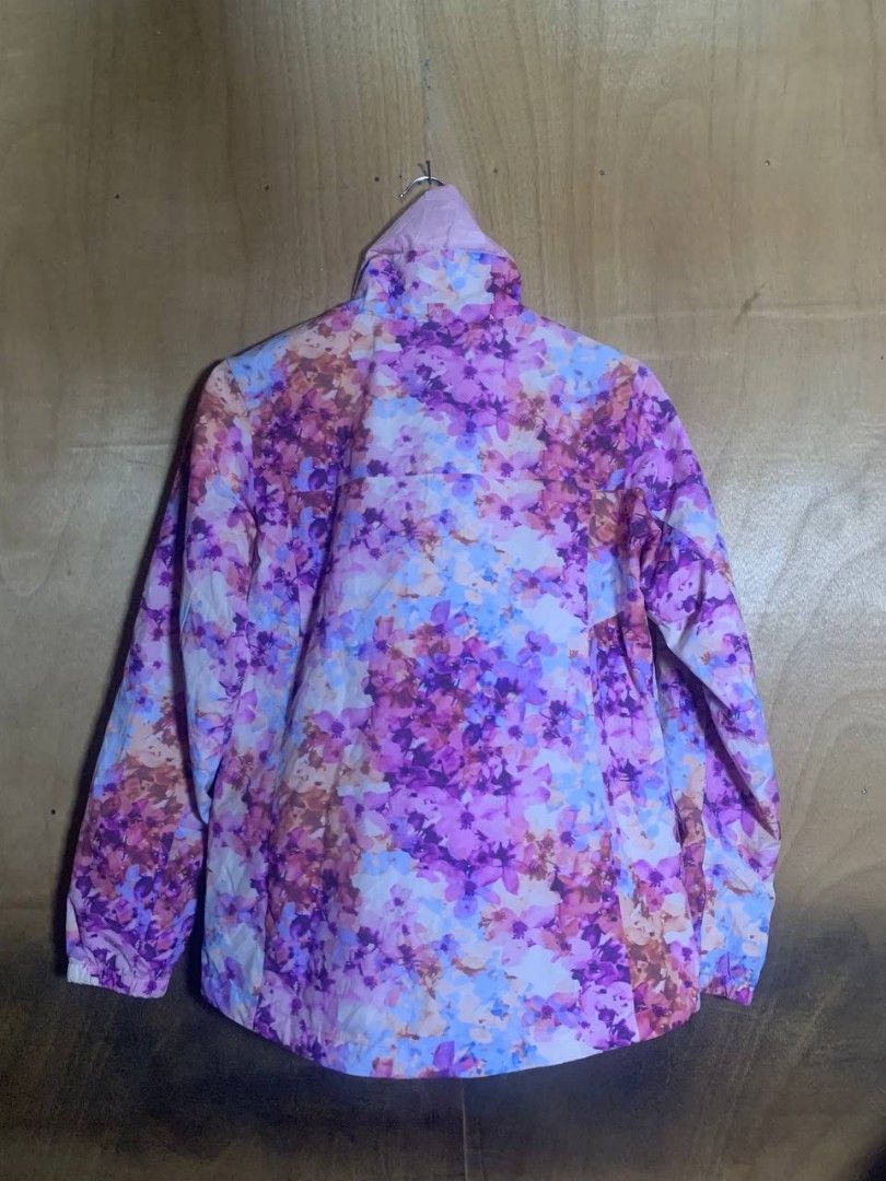Kolon Sport Floral Print Jacket (Category: Coats, Jackets and Outerwear) located in Digos. Submitted by echooo123 (Listing ID 1462623007, Image 2). Description: Kolon Sport Windbreaker ( For Her ) Size: Medium Good Condition No Issues Solid over all Cr: 9.5/10 .