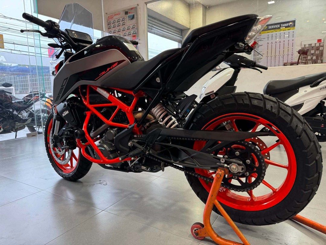 KTM DUKE 390 — 2023 MODEL (Category: Motorbikes for Sale) located in Iloilo. Submitted by bridget514 (Listing ID 1462644809, Image 2). Description: 🏍️ FOR SALE: KTM DUKE 390 — 2023 MODEL ✨ GOOD AS NEW! ✨ 📌 Purchased: 2025 📌 Odometer: 1,500 KM ONLY 📌 Complete papers + license plate 📍 Location: Jaro, Iloilo City 💰 ₱350,000 — NEGOTIABLE 🔥 UPGRADES & ACCESSORIES: • Crash guard • Tail tidy • Akrapovič dual-tip exhaust • Dual-sport tires • Winds