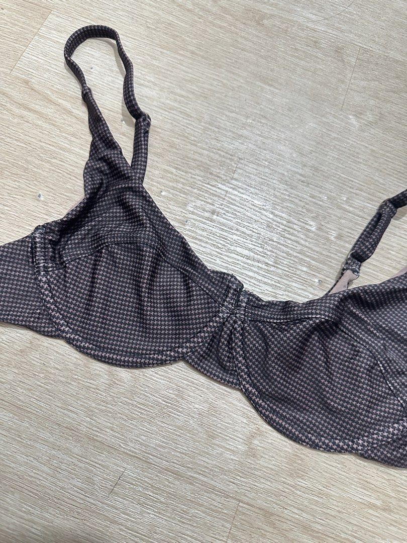 (L) RVCA Underwired Bikini Top/ Swim Top (Category: Bikinis & Swimsuits) located in Cainta. Submitted by sunnyfloshop (Listing ID 1462612216, Image 3). Description: Brandnew 🍃Large 🍃Underwired 🍃Adjustable straps 🍃Hook closure.