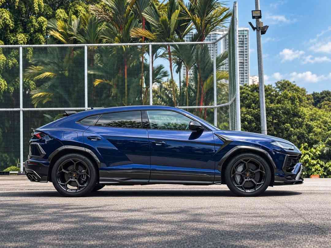 Lamborghini Urus 4.0 V8 (A) (Category: Used Cars) located in Singapore. Submitted by signaturemotors (Listing ID 1462467886, Image 2). Description: Showroom: 237 ALEXANDRA ROAD 237 Alexandra Road #02-04 Singapore 159929 Highest optioned unit in the market! Alcantra headlining with 2 tone Nappa leather. Fully agent maintained and serviced. Full records available. Extended warranty until Nov 2027. Excellent condition verifiable by Lamborghini singa