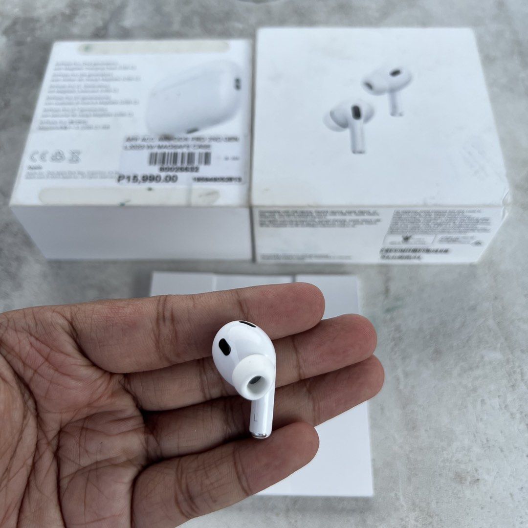Left Pod Airpods Pro 2 Original (Lightning) (Category: Earphones) located in Cebu City. Submitted by luckyyfindss (Listing ID 1462522499, Image 2). Description: Left Pod Airpods Pro 2 Original (Lightning) I offer replacements to those missing or lost either charging case, left, and right Airpods this is the best for you 💯 - Still in great condition no issues - A2699 Model Number - All features are working - Cleaned and sanitized - Updated to lat