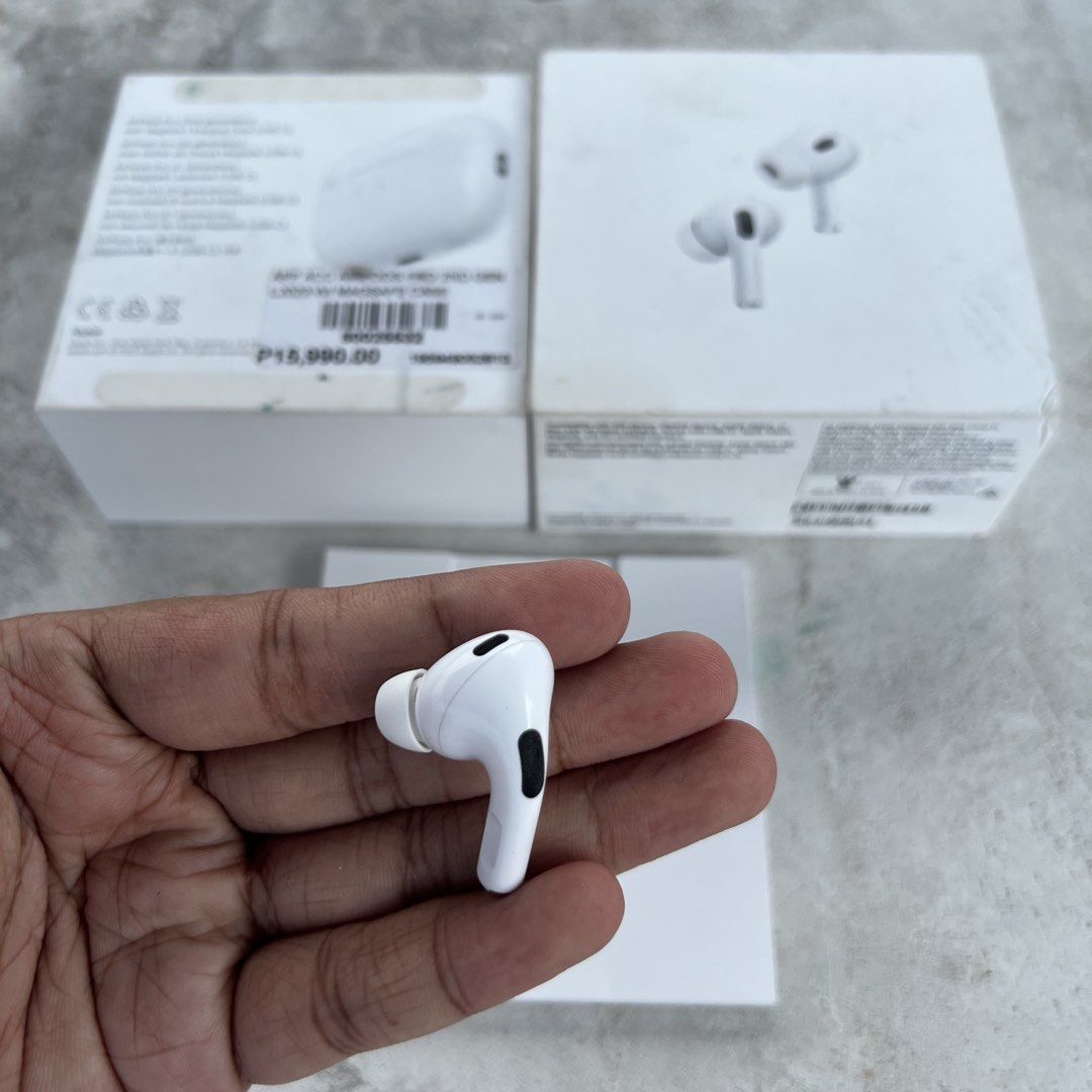 Left Pod Airpods Pro 2 Original (Lightning) (Category: Earphones) located in Cebu City. Submitted by luckyyfindss (Listing ID 1462522499, Image 3). Description: Left Pod Airpods Pro 2 Original (Lightning) I offer replacements to those missing or lost either charging case, left, and right Airpods this is the best for you 💯 - Still in great condition no issues - A2699 Model Number - All features are working - Cleaned and sanitized - Updated to lat