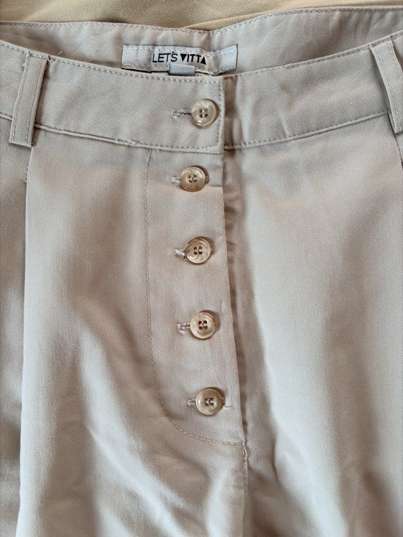 LETS VITTA Beige Pleated Button-Up Shorts Size S (Category: Shorts) located in Tabaco. Submitted by shae_3 (Listing ID 1462494829, Image 2). Description: - Brand: LETS VITTA - Color: Beige - Waist: 26 inches - Features: Pleated front, button-up closure - Fabric: Smooth - Care Instructions: Dry clean or hand wash only, do not bleach, wash separately, hang dry..