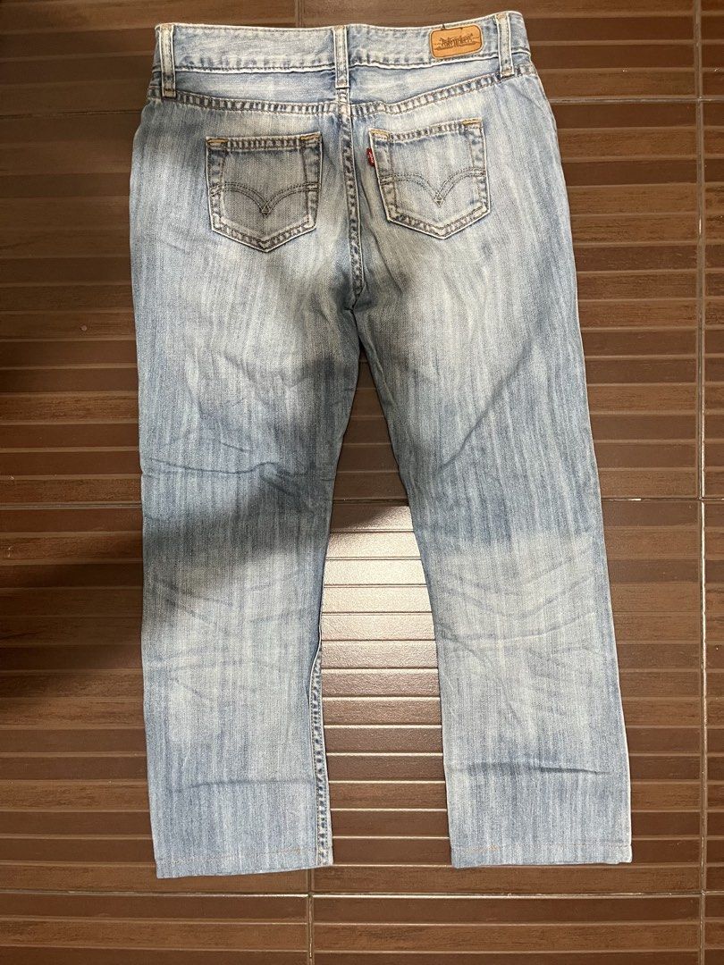 Levi's 505 Light Wash Denim Jeans (Category: Jeans) located in Manila. Submitted by cypher05 (Listing ID 1462613748, Image 2). Description: - Classic light wash Levi's jeans - Straight leg fit - Button fly closure - Iconic red tab and leather patch - Ideal for everyday wear - Wardrobe essential.