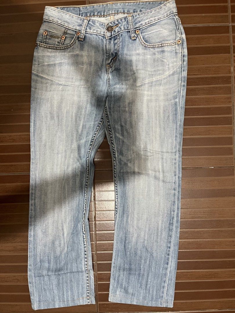 Levi's 505 Light Wash Denim Jeans (Category: Jeans) located in Manila. Submitted by cypher05 (Listing ID 1462613748, Image 1). Description: - Classic light wash Levi's jeans - Straight leg fit - Button fly closure - Iconic red tab and leather patch - Ideal for everyday wear - Wardrobe essential.
