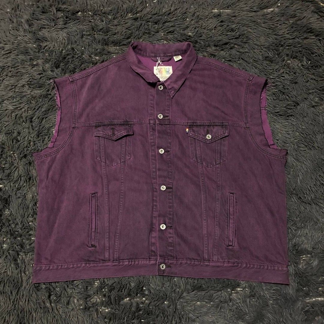 Levi's Denim Jacket (Category: Activewear) located in Camiling. Submitted by thriftscape2024 (Listing ID 1462590117, Image 1). Description: Excellent Condition Color rate: 9/10 Issue: ❌❌❌ Dimes: W29xL29.