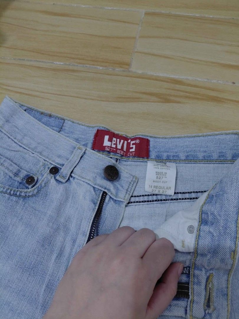 Levi's denim shorts (Category: Shorts) located in Naga. Submitted by actinggrandmaster_jean (Listing ID 1462648541, Image 2). Description: Decluttering, 28 inches... ❤️.