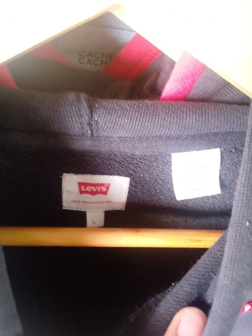 Levi's Hoodie (Category: Hoodies) located in Manila. Submitted by warmcloud-06f3 (Listing ID 1462558409, Image 2). Description: - Classic Levi's hoodie - Dark grey color - Iconic red and white logo patch on front - Front pocket - Drawstring hood - Size: L - Made in Pakistan - Ideal for casual wear.