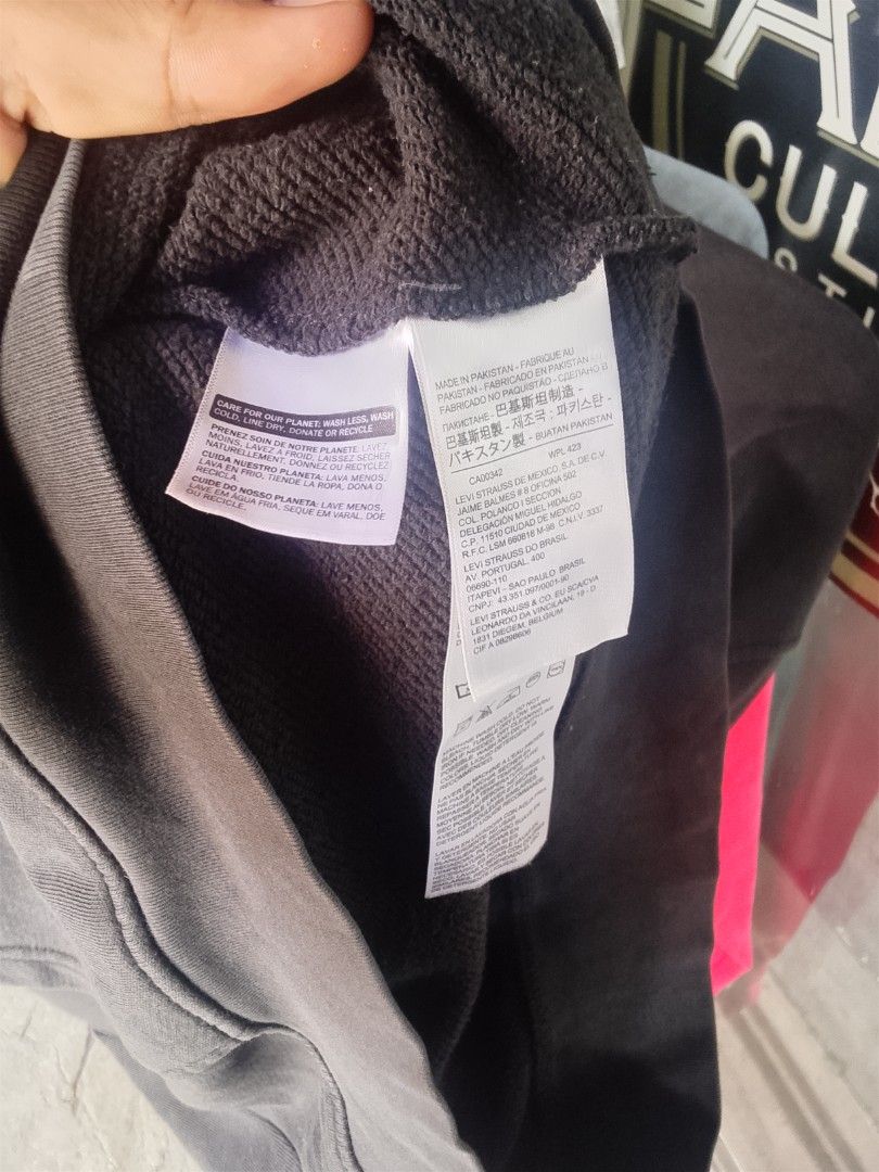 Levi's Hoodie (Category: Hoodies) located in Manila. Submitted by warmcloud-06f3 (Listing ID 1462558409, Image 3). Description: - Classic Levi's hoodie - Dark grey color - Iconic red and white logo patch on front - Front pocket - Drawstring hood - Size: L - Made in Pakistan - Ideal for casual wear.