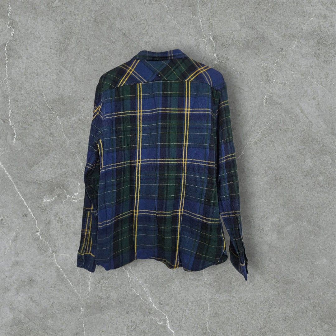 Levis plaid flannel polo (Category: Coats, Jackets and Outerwear) located in Baguio. Submitted by fadexquisite (Listing ID 1462549850, Image 2). Description: Levis plaid flannel polo Large 28x22 Excellent condition 500 plus ship fee.